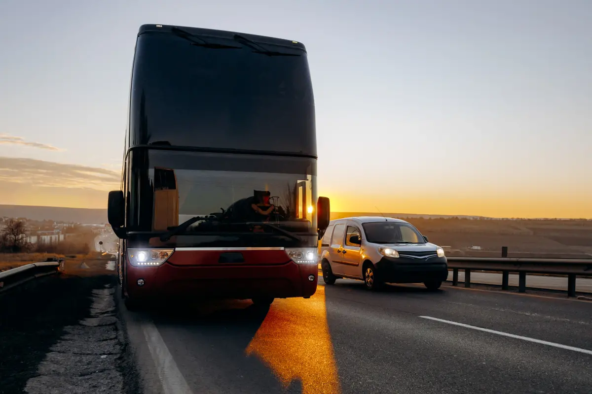 ▲賴姓男子不滿變換車道遭校車鳴笛，怒而擋道22分鐘，遭法院判刑。（示意圖／123RF）