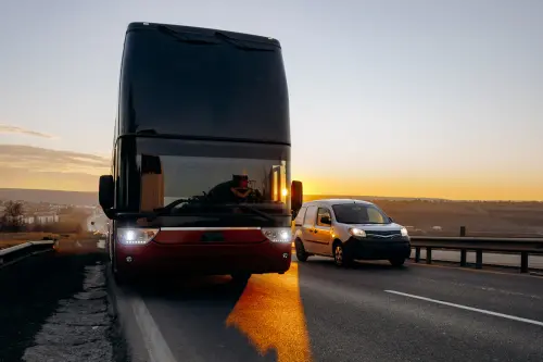 新竹男不滿鬼切被叭！停車「當路霸」擋校車22分鐘　超慘下場曝
