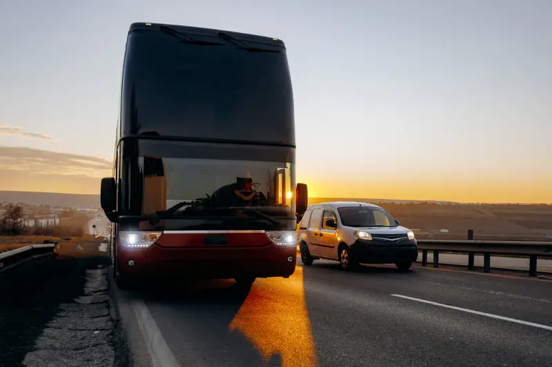 ▲賴姓男子不滿變換車道遭校車鳴笛，怒而擋道22分鐘，遭法院判刑。（示意圖／123RF）
