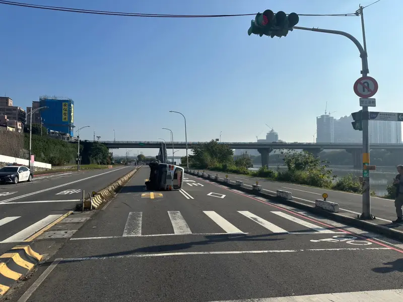 ▲新北市新莊區堤外便道10K+400往三重方向昨（15日）上午發生一起自撞車禍意外。（圖／翻攝畫面）