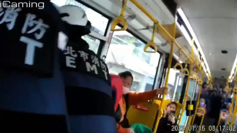 快訊／北市北投公車驚傳持刀！1女「上車突挾持司機」狂吼：走開