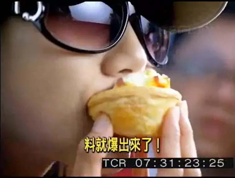 ▲肯德基蛋塔之亂！藝人蔡黃汝（豆花妹；如圖）2010年拍攝肯德基蛋塔廣告，飾演爆料者受訪爆料，下秒狂喊3次「料就爆出來了！」讓人印象深刻，致使蔡黃汝聲名大噪。（圖／翻攝自YouTube）