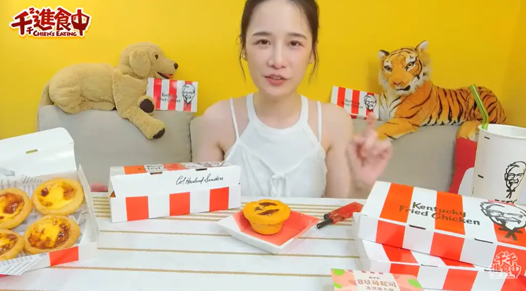 ▲肯德基蛋撻停售烏龍！美食水水YouTuber千千（如圖）先前開箱7吋巨無霸蛋撻，形容163層撻殼酥脆無比，內餡軟嫩甜又不膩，千千吃得興奮自封：「肯德基的女兒！」（圖／翻攝自千千YouTube）