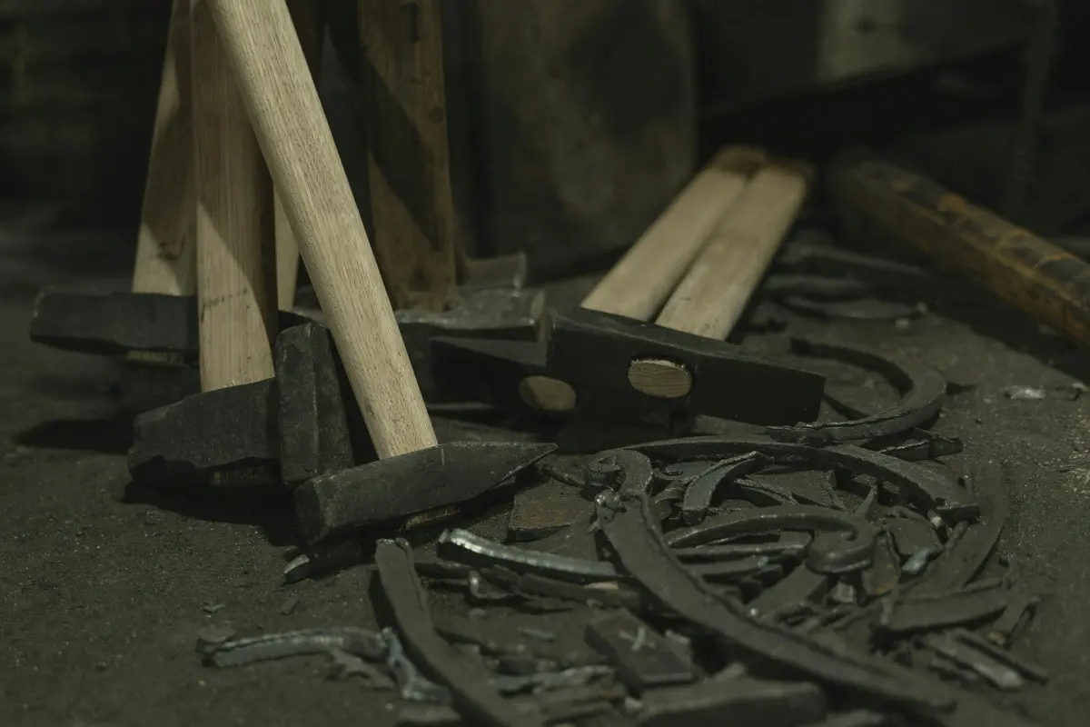 ▲苗栗男持鐵鎚砸破軍品店老闆頭部。（示意圖／取自pexels）