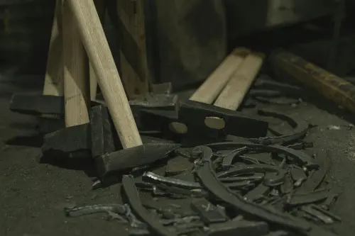 疑買到瑕疵品！苗栗男紙包鐵鎚狂砸軍品店老闆　害頭破血流下場曝
