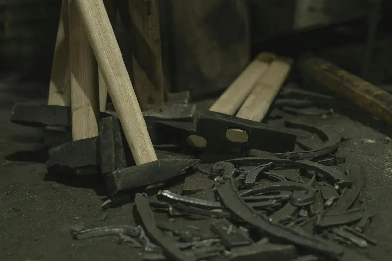 ▲苗栗男持鐵鎚砸破軍品店老闆頭部。（示意圖／取自pexels）