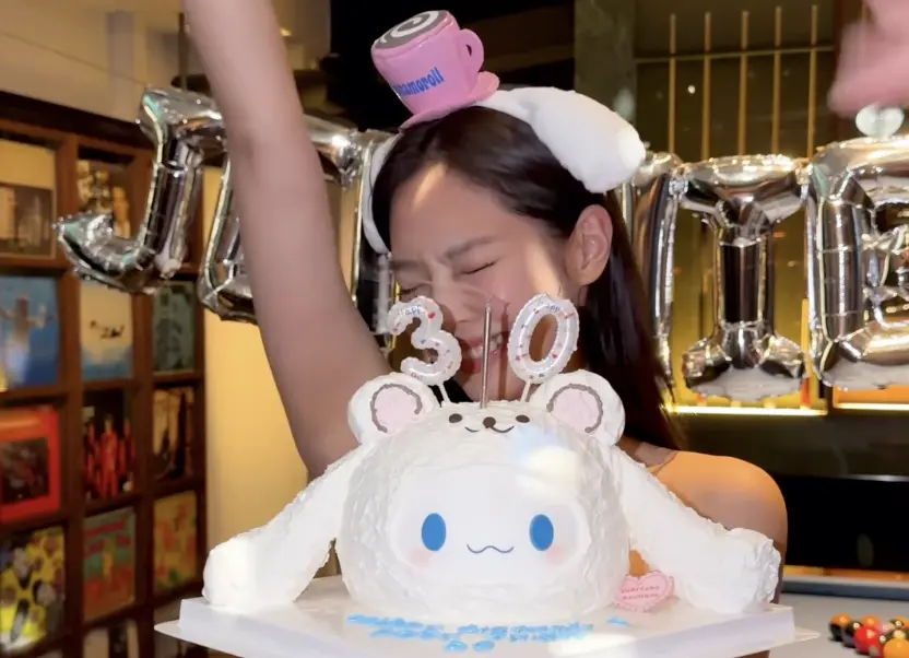 ▲BLACKPINK成員Jennie（如圖）邁入30歲，台灣業主花百萬應援慶祝，過去高雄市長陳其邁的「市級應援」再掀起討論。（圖／IG@jennierubyjane）