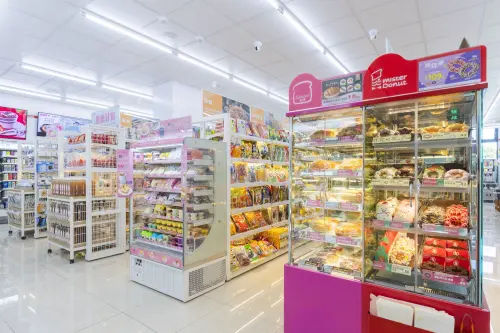 ▲ Semeur聖娜現烤麵包、Mister Donut甜甜圈採「共櫃」陳列多款人氣品項