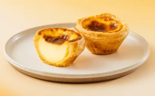 ▲一之鄉蛋塔外皮酥脆有層次，帶回家烤後非常酥脆，有些顧客形容有「咔滋咔滋」的聲音，內餡則有滿滿的濃郁奶香與蛋香，水準之高。（圖／一之鄉官網）