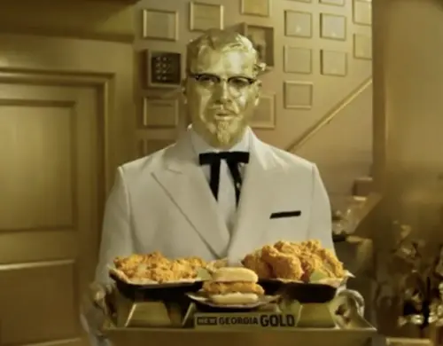 ▲《鐵達尼號》中的反派情敵比利贊恩也在廣告裡演過肯德基爺爺，宣傳蜂蜜芥末口味的炸雞。（圖／摘自Mister Alcohol YT）