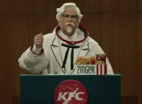 ▲曾是超級青春偶像的羅伯洛，在幾年前的肯德基廣告扮演穿上太空人服裝的山德斯上校。（圖／摘自Commercials Funny  YT）