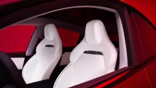 ▲Model Y 全車系升級為 16 吋 QHD 觸控螢幕，Performance 內裝導入碳纖維飾板，前排跑車座椅具通風及加熱功能，及電動調整腿托，並於椅面、車尾同步標識 Performance 專屬銘牌，也標配專屬的 Performance 迎賓燈。（圖／Tesla提供）