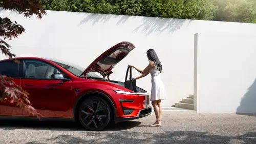 ▲Model Y 後排配備 8 吋觸控螢幕，乘客可隨時調整溫度並使用串流影音等娛樂系統，座椅具加熱、電調傾角、一鍵傾倒功能，搭配超過 2,100 公升的前、後行李廂載貨空間，滿足通勤與全家出遊等各種生活情境。（圖／Tesla提供）