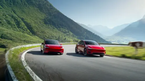 ▲Model Y Performance 車款適用 Tesla 當季購車禮遇， Model Y 與 Model 3 雙車系皆可零頭款入主，或使用月付 9999元 方案輕鬆購車，並可同時搭配滿電出門套裝、車主推薦計劃，與原廠中古車換購等方案。（圖／Tesla 提供）