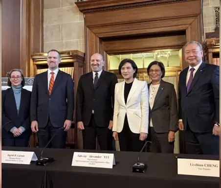 American and Taiwanese officials renew the agreement between the two sides. (Executive Yuan)