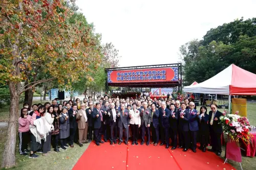 ▲中山醫大暨附設醫院全體教職員工共同見證新教學實驗大樓動土開工。（圖／中山醫大提供）