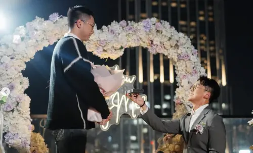 香港型男主播陳書君放閃！交往6年男友下跪求婚　他淚崩：我願意

