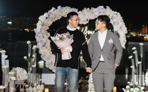 ▲香港型男主播陳書君（左）將和男友共度一生。（圖／翻攝自陳書君IG@vincentchan1013）