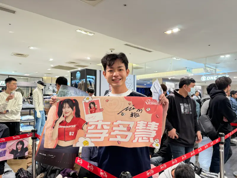 直擊／李多慧遭嘲諷後一日店長首露面　鐵粉力挺：就愛妳的口音！