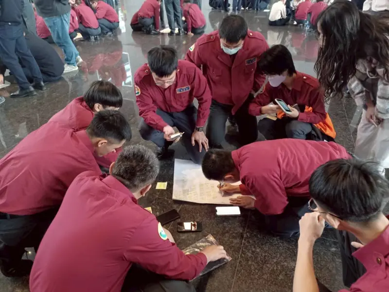 ▲替代役分組進行災民收容應變情境模擬推演(圖／民政局提供2026.1.16)