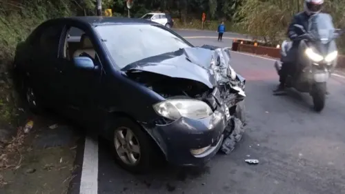 酒駕男鄉道飆速「衝撞廢油回收車」油飛濺秒起火！急倒退再撞山壁
