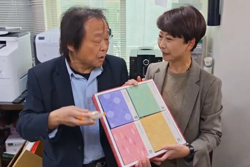 ▲陳亭妃送給王世堅禮盒，並表達感謝。（圖／翻攝畫面）