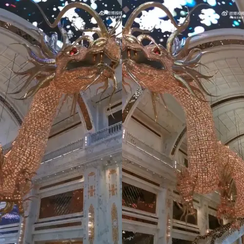 ▲兩條水晶巨龍鑲有250萬顆施華洛世奇水晶，長度50公尺，重量達20噸，面對面懸掛在酒店大廳。（圖／你看見星星了嗎微博）