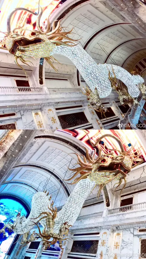 ▲▼兩條水晶巨龍鑲有250萬顆施華洛世奇水晶，長度50公尺，重量達20噸，面對面懸掛在酒店大廳。（圖／你看見星星了嗎、MISSCOCOLA微博）