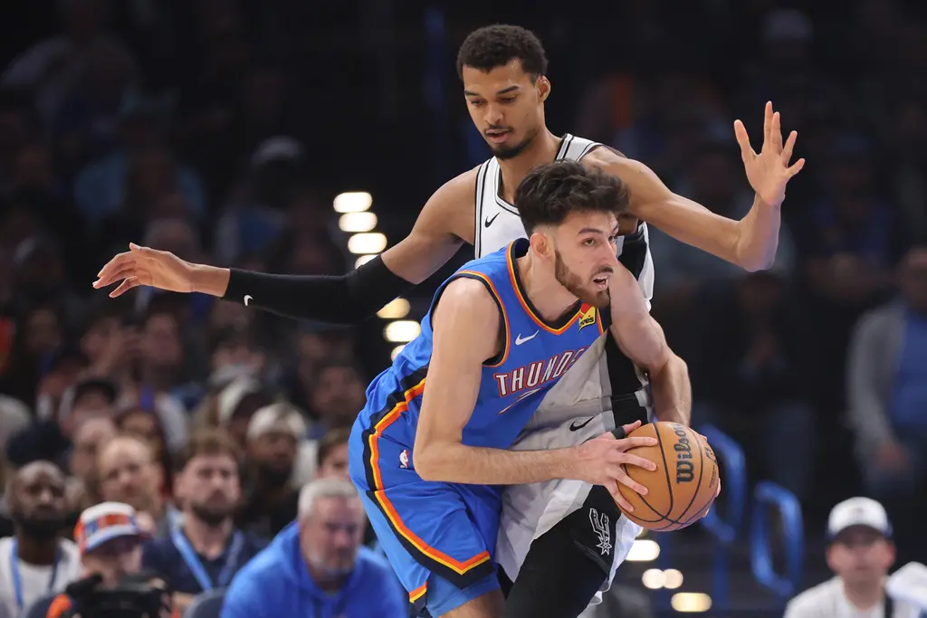 ▲▲熱火傳奇哈斯倫（Udonis Haslem）公開力挺雷霆中鋒霍姆葛倫（Chet Holmgren）應獲得年度最佳防守球員，認為他的戰術價值高於馬刺的文班亞馬（Victor Wembanyama），引發球迷熱議。（圖／美聯社／達志影像）