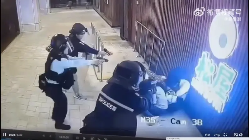 香港男疑吸毒「持刀挾持路人」警連開2槍擊斃　監視畫面曝