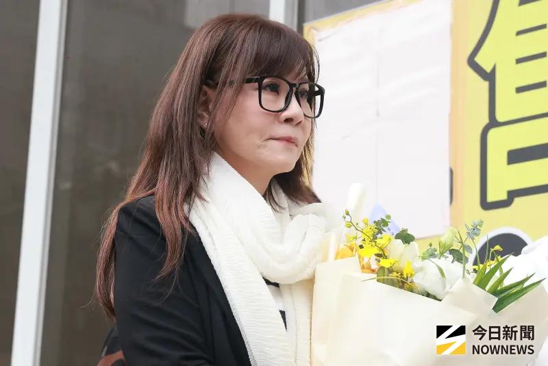 龍千玉現身曹西平靈堂！手捧白花淚別四哥　卡片26字祝福藏洋蔥