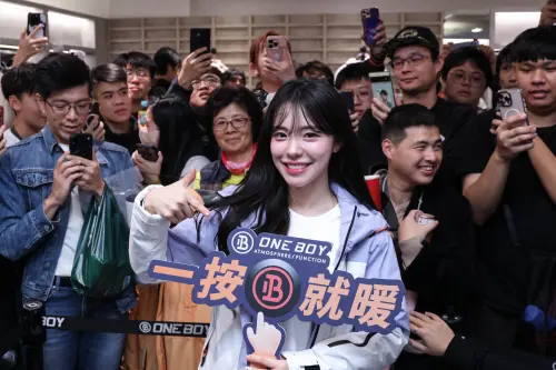 直擊／李多慧遭嘲諷後一日店長首露面　鐵粉力挺：就愛妳的口音！
