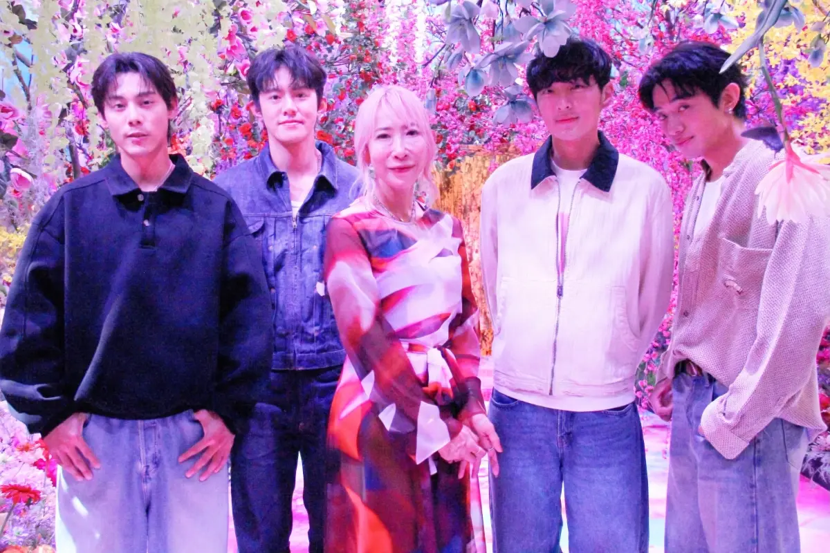 ▲蜷川實花（中間）誇各務孝太（左1）、余杰恩（左2）、鍾岳軒（右2）及初孟軒（右1）很可愛，各務孝太因為曬太黑還被當移工。（圖／有意思國際傳媒）