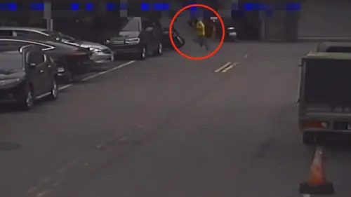 機車男沒禮讓行人慘了！警一查「竟是3院檢通緝犯」闖民宅躲被逮
