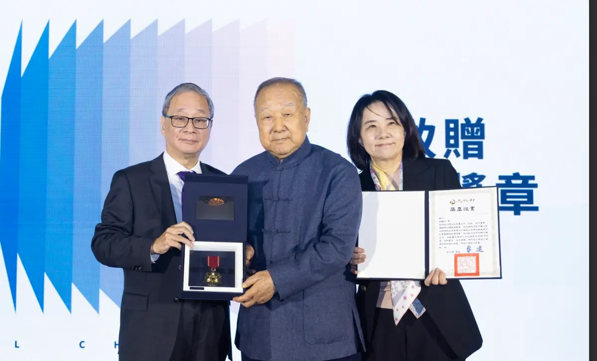 ▲文化部長李遠頒贈一等文化獎章予藝術家劉國松，表彰肯定其在全華網事件中，以個人債權交換促成關鍵突破，也是文化獎章設立以來，第2位獲頒一等獎章者。（圖／文化部提供）