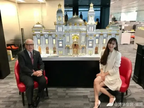 ▲吳佩慈（右）當年秀出尚在施工的自家飯店模型。（圖／吳佩慈微博）