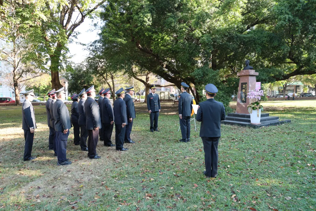 ▲台中市政府消防局提前於14日舉行追思紀念活動，由消防局簡任技正林黎銘率領同仁，前往南區半平厝公園及北區英才公園，向已故小隊長陳俊宏及義消副分隊長郭寬雄銅像前行獻花及鞠躬禮（圖/記者鄧力軍翻攝）
