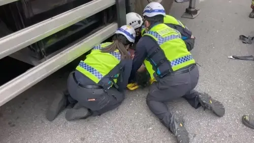 ▲苗栗台6線吊臂車失控撞11車，外送員遭捲入車底受傷。（圖／民眾提供）