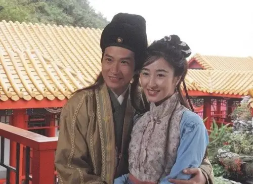 ▲關詠荷（右）與張家輝（左）一起合演過《金裝四大才子》，戲裡就演秋香和唐伯虎。（圖／摘自 TVB Drama – Comedy 喜劇台 YT）