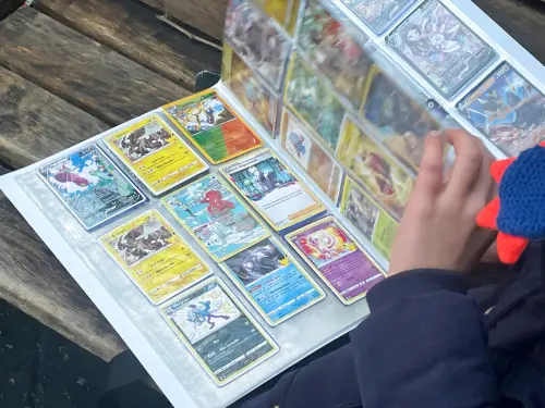 ▲《寶可夢集換式卡牌遊戲》（Pokémon TCG）在全球相當受歡迎，許多高價卡牌也逐漸誕生。（圖／美聯社／達志影像）
