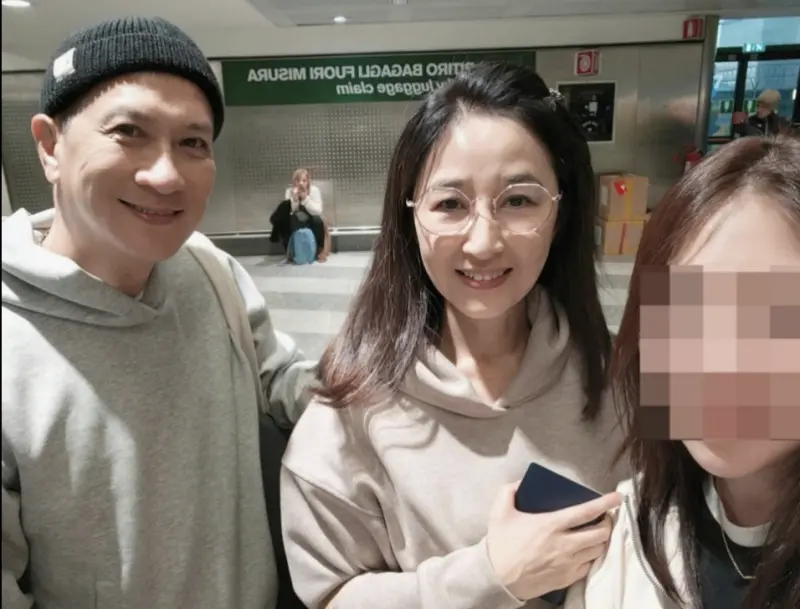 ▲曾被稱「港劇女王」的關詠荷（右），61歲凍齡狀態驚人，和金馬影帝張家輝（左）結婚23年仍相當恩愛，爽快與觀眾合照沒架子。（圖／摘自小紅書）