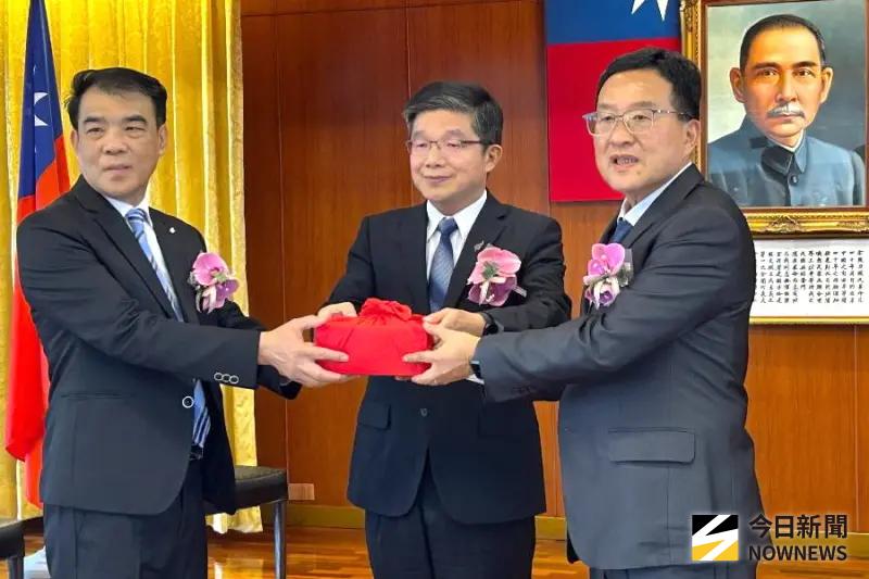 ▲台灣電力公司鳳山區營業處舉行新卸任處長交接，在台電專業總工程師黃銘宏(中)監交下，由卸任處長洪通澤(左)將印信交給新任處長黃明舜(右)完成交接，以利電務之運作。(圖／記者黃守作攝，2026.01.16)