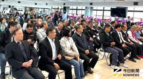 ▲台灣電力公司鳳山區營業處舉行新卸任處長交接儀式，有高雄市政府局處及台灣區電氣工程工業同業公會等各界代表與會。(圖／記者黃守作攝，2026.01.16)