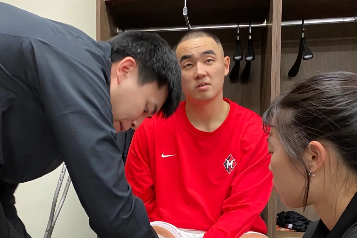 ▲TPBL臺北台新戰神中鋒孫思堯在上週日（1/11）對戰桃園台啤永豐雲豹的比賽中，遭對手麥卡洛（Chris McCullough）惡意甩飛倒地，導致膝蓋重傷。（圖／臺北台新戰神）