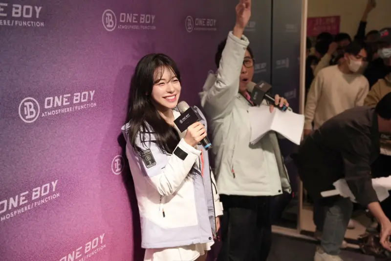 ▲台灣機能服飾品牌 ONE BOY，於近日在台中大遠百 6 樓 ONE BOY 門市舉辦「ONE BOY × 李多慧 一日店長活動」，特別邀請ONE BOY 品牌好友李多慧親臨現場，透過實測體驗與粉絲互動，帶領消費者感受「一按就熱．慧讓你暖」的冬日科技魅力。（圖／ONE BOY提供）