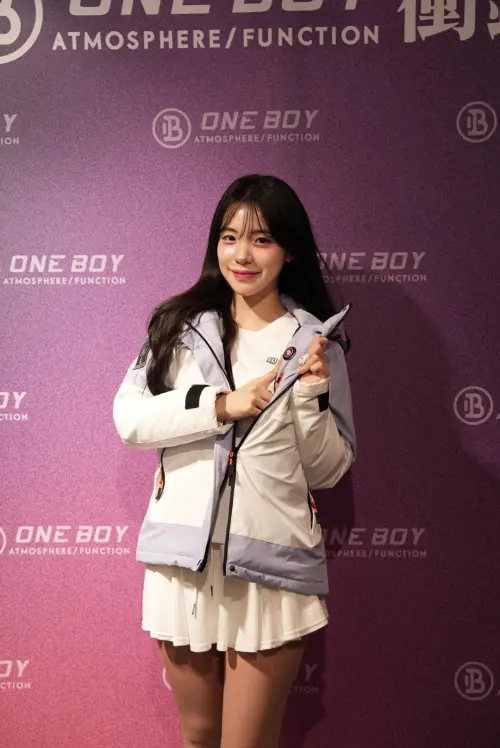 ▲李多慧親自實測 ONE BOY 最新推出的「智能升溫七合一衝鋒衣 2.0」，現場直接操作四段式智慧溫控系統，讓外套「一按就熱」。（圖／ONE BOY提供）