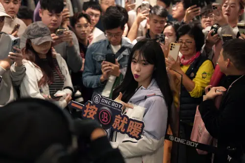 ▲現場活動粉絲包圍，活動當日門市也推出限定互動活動，凡消費即可獲得李多慧限量海報。（圖／ONE BOY提供）