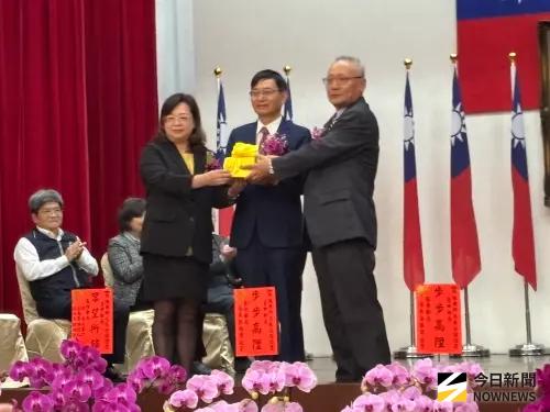 ▲台中郵局今（16）日舉行新、卸任局長交接典禮，原任局長葉玉瑕（左）調任總公司，由原彰化郵局局長陳樂明（右）陞任台中郵局局長一職。（圖／記者金武鳳攝，2026.1.16)