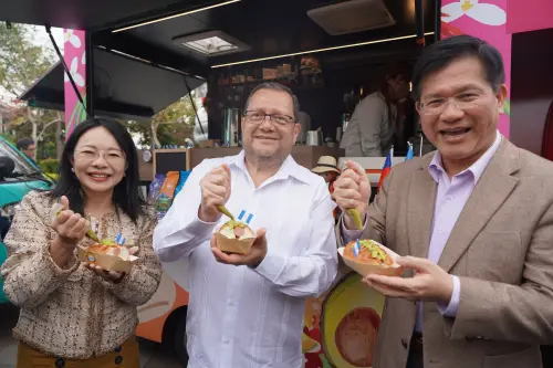 ▲瓜地馬拉美食餐車端出國民小吃 Shucos 熱狗堡，搭配以哈斯酪梨製成的濃郁酪梨醬，風味十足，外交部長林佳龍品嚐後大讚美味。（圖／中美洲經貿辦事處提供）