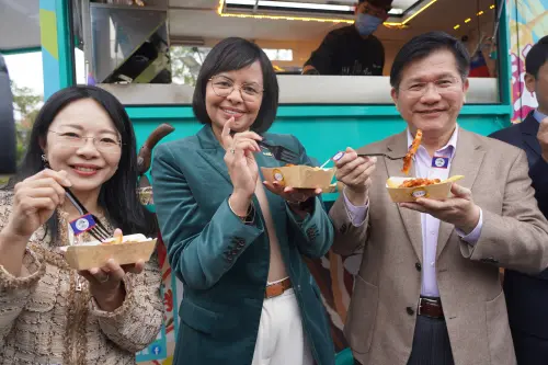 ▲貝里斯駐台大使特別推薦以國寶級辣椒醬 Marie Sharp’s 製作的辣肉醬薯條，香辣夠味，吸引現場民眾爭相品嚐。（圖／中美洲經貿辦事處提供）